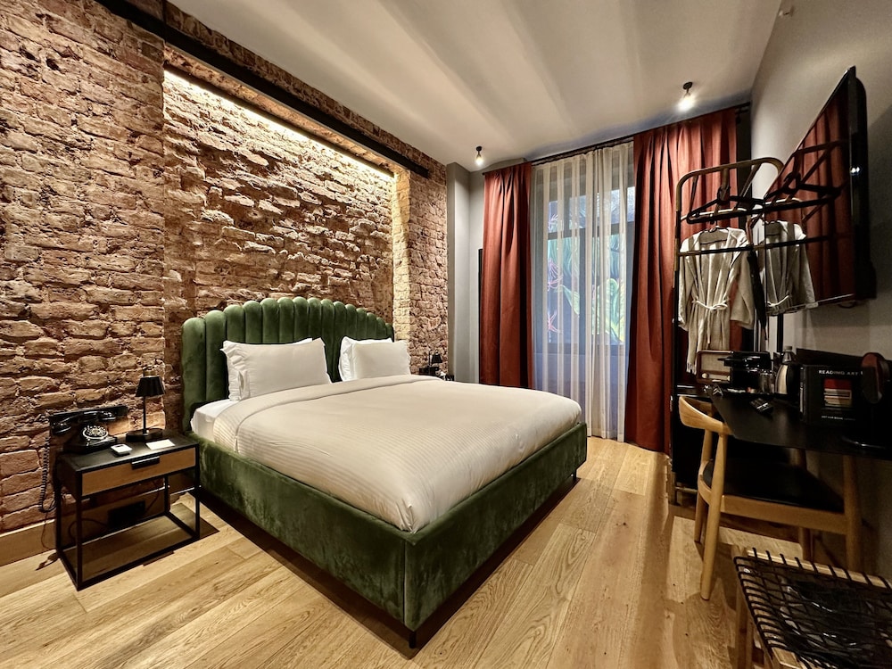 Art, Junior, Queen Bed, Courtyard View