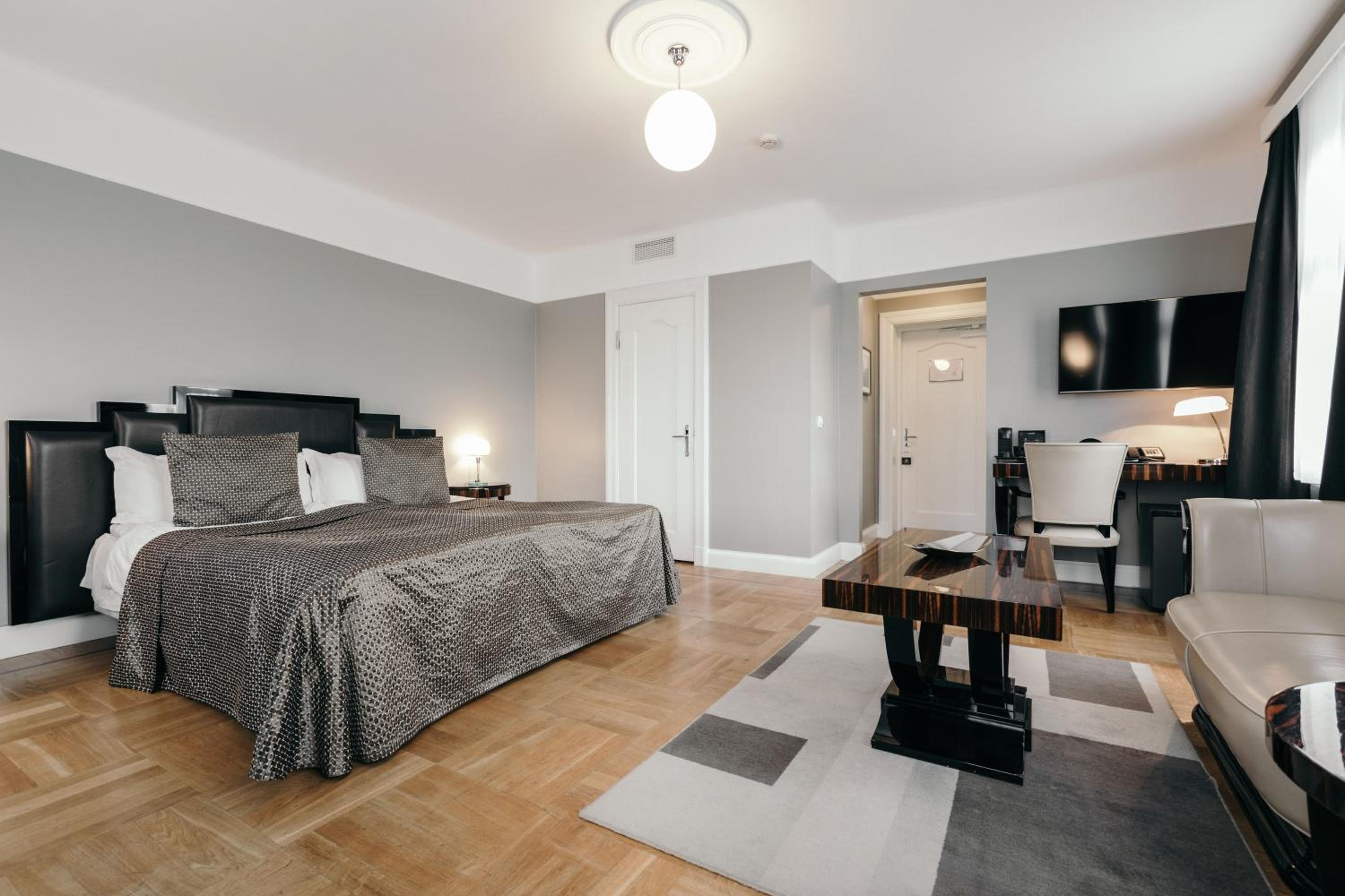 Deluxe, Queen Bed