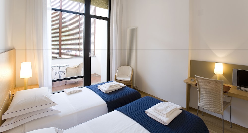 Hotel Emilia 8/48