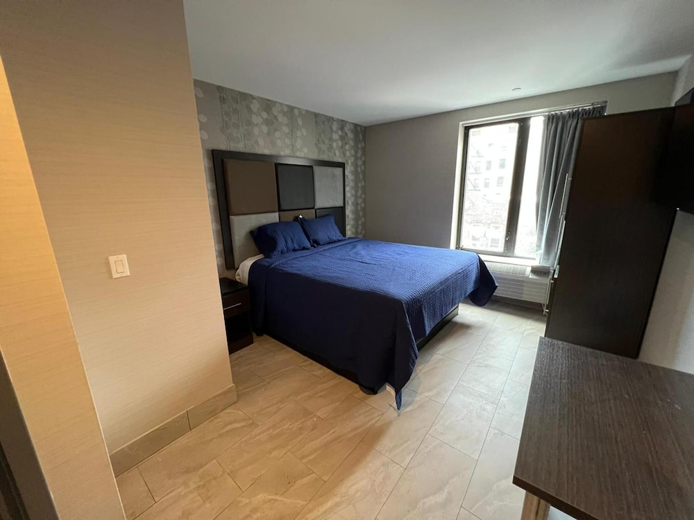 DELUXE, KING BED, SMOKING