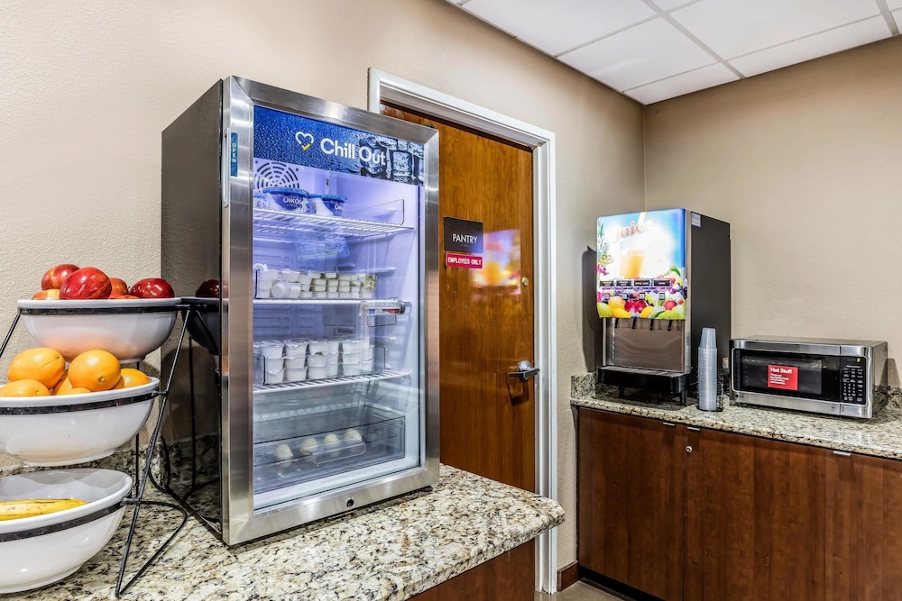 COMFORT INN AND SUITES AIRPORT - AMERICAN WAY photo3