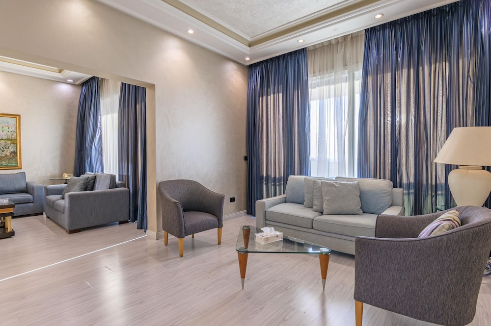 Lahoya Homes, Beirut 24/50