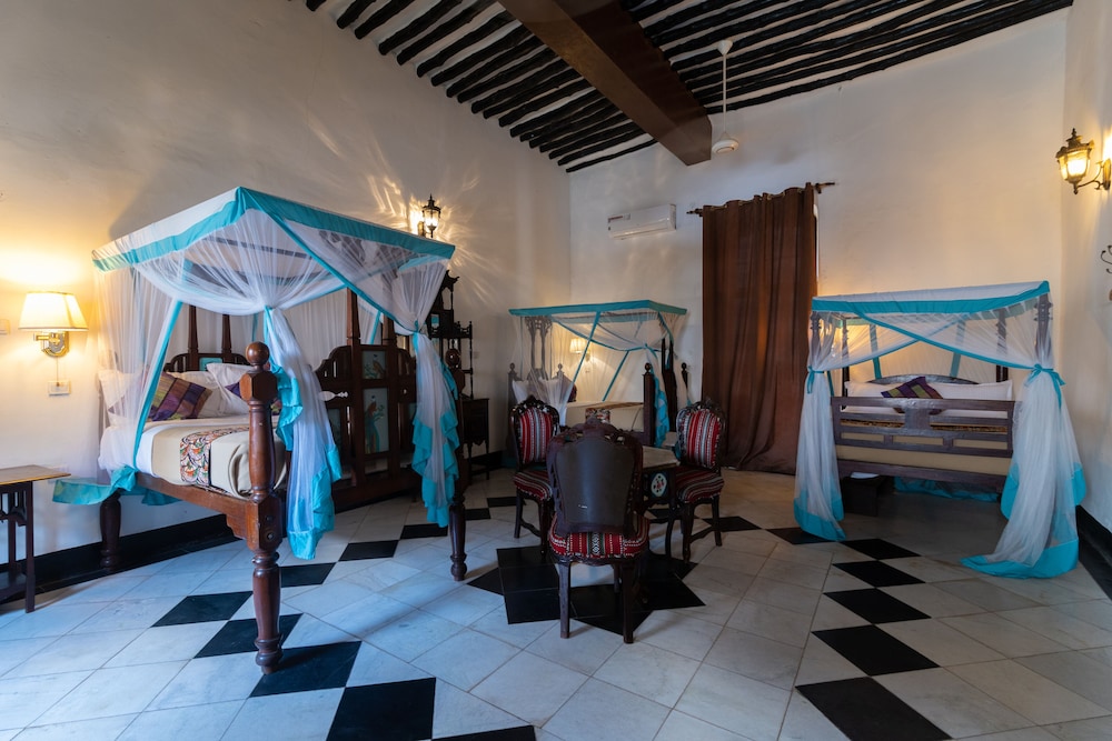 Dhow Palace Hotel 53/75