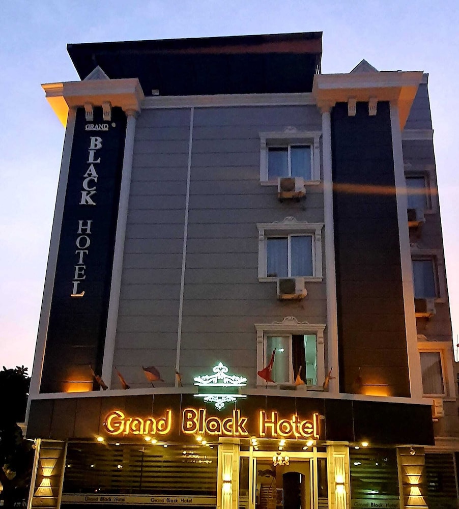 Grand Black Hotel 1/15