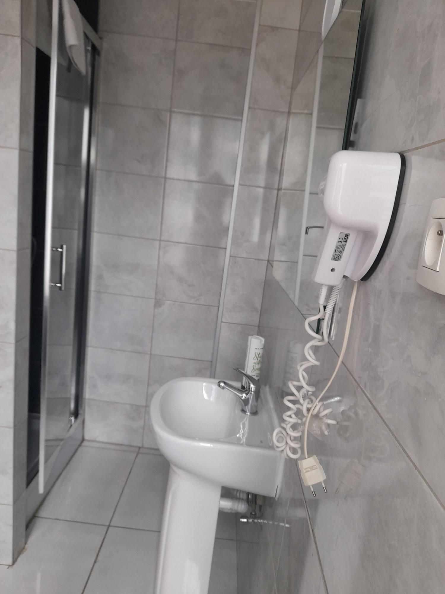غرفة ثلاثية، Hotel Albergo 7/8