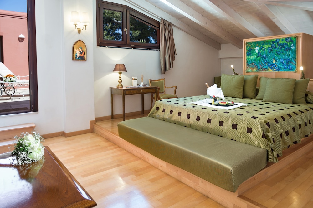 DELUXE, KING BED