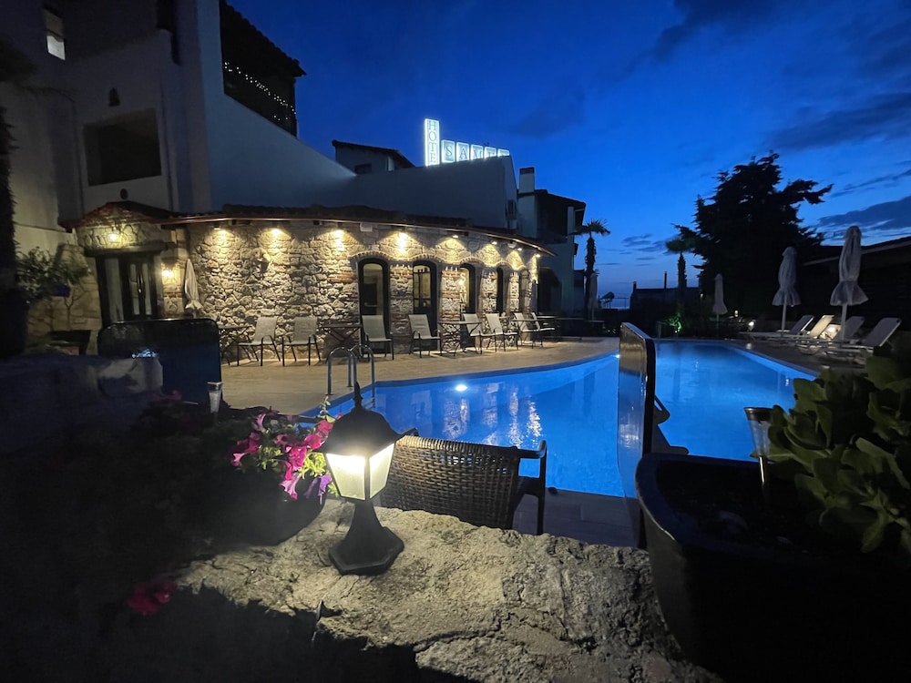 Iris Hotel 8/107