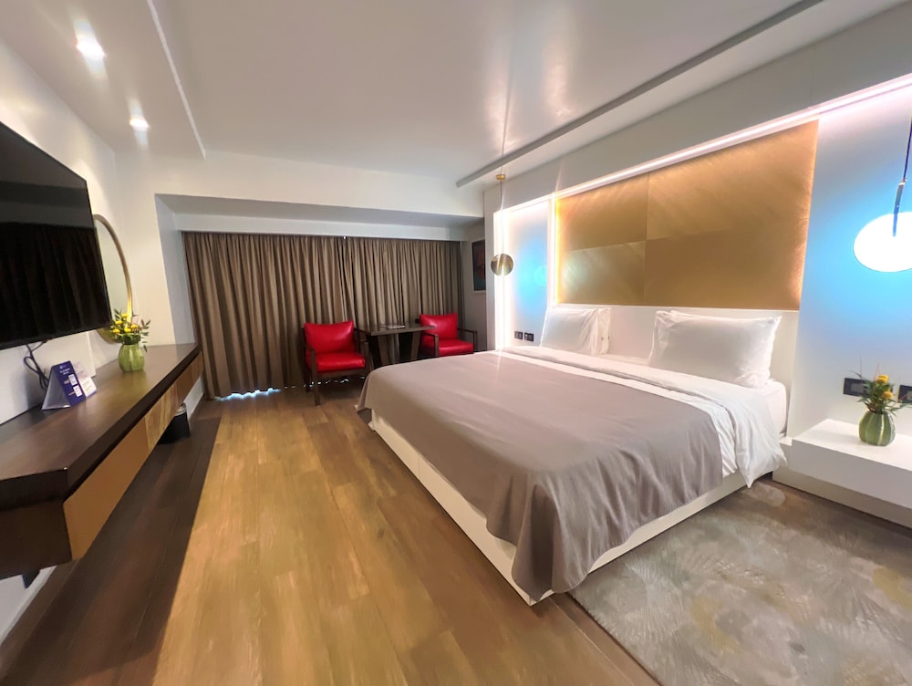 DELUXE, KING BED, QUEEN BED, CITY VIEW, BALCONY