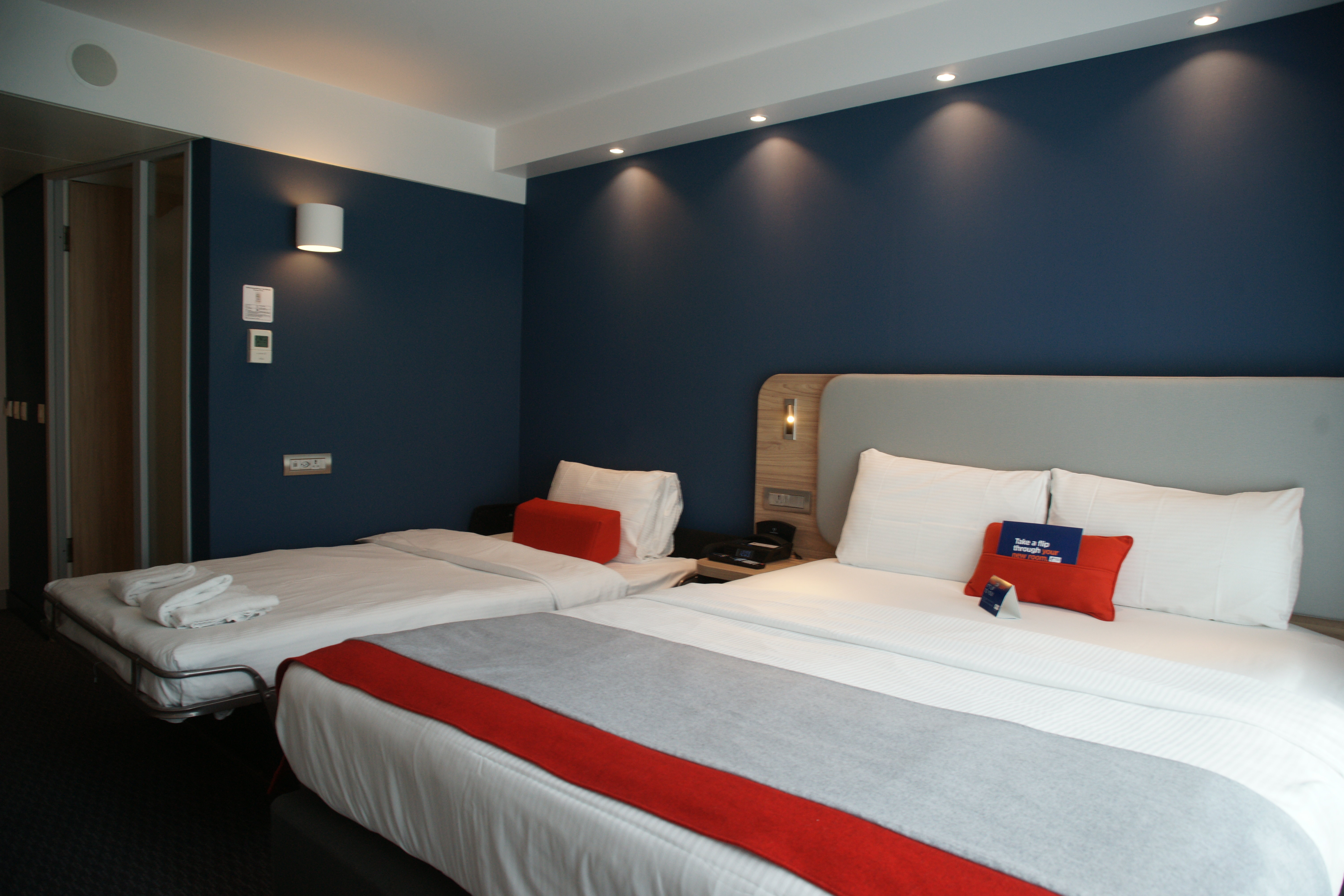 HOLIDAY INN EXPRESS ZURICH AIRPORT 24/80