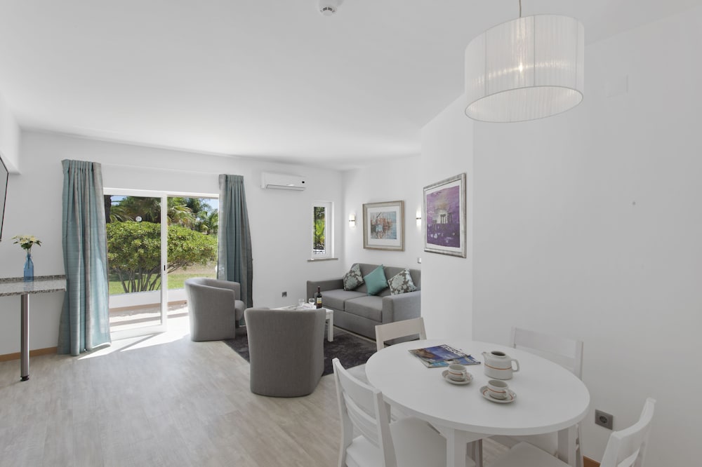 Prado Villas 8/23