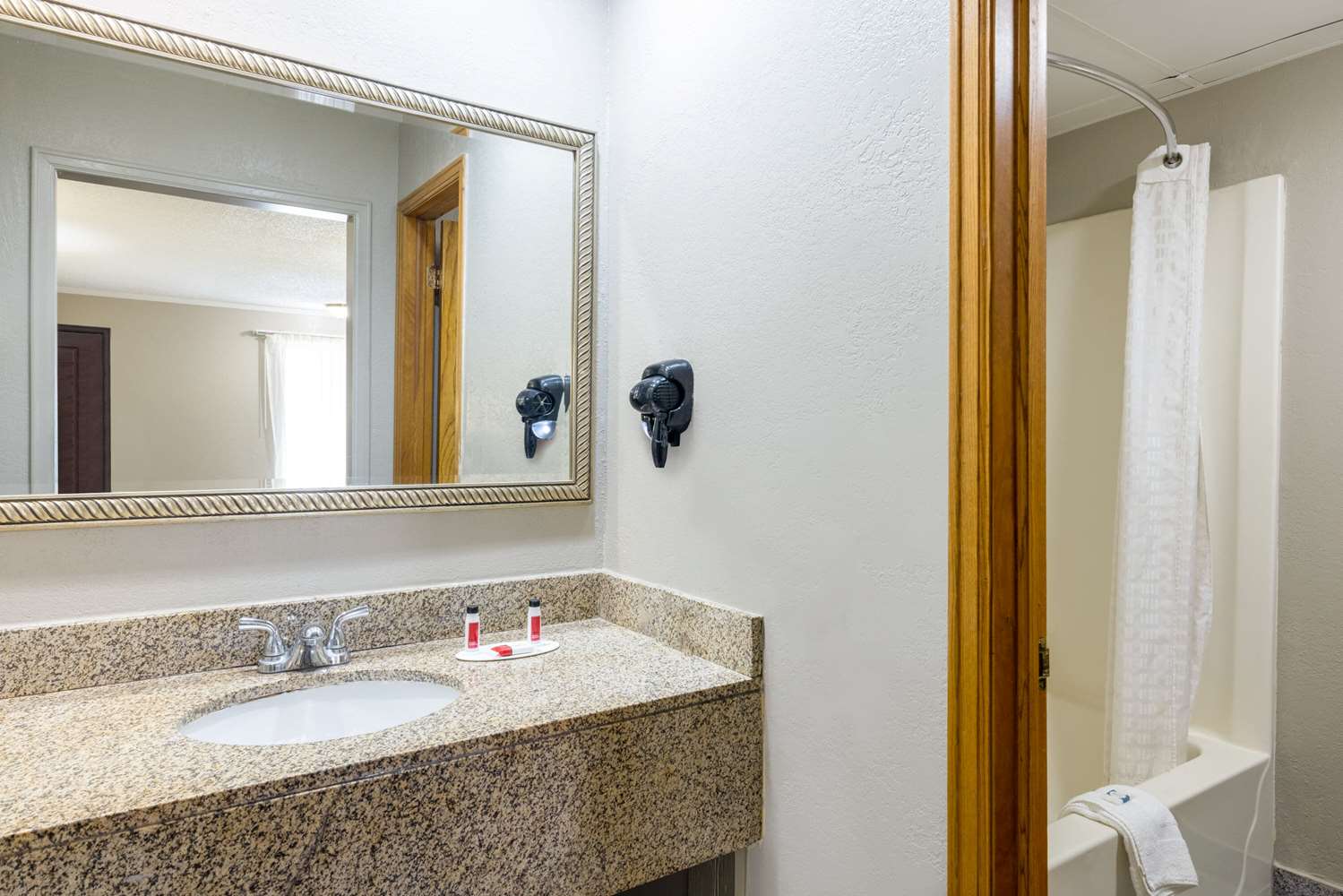 Super 8 By Wyndham Kansas City Airport 17/19
