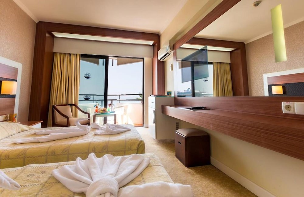 Room, Triple, 3 Beds, Partial Sea View, Balcony