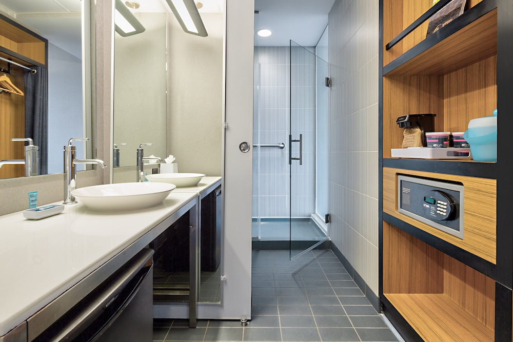 Aloft Dallas Downtown 11/49