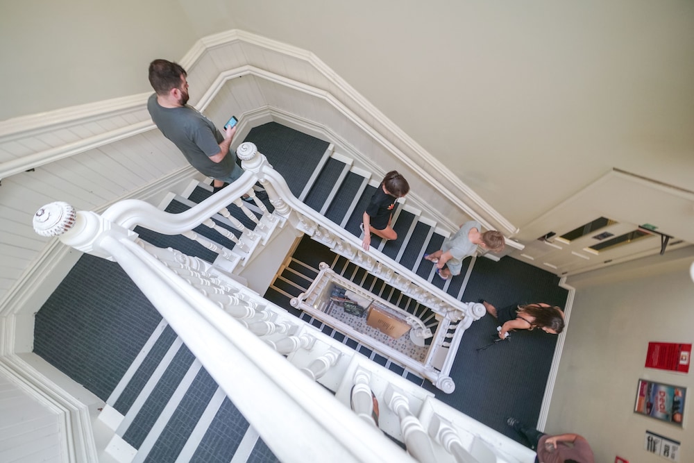 Nomads Capital Backpackers Wellington- Adults only 8/63