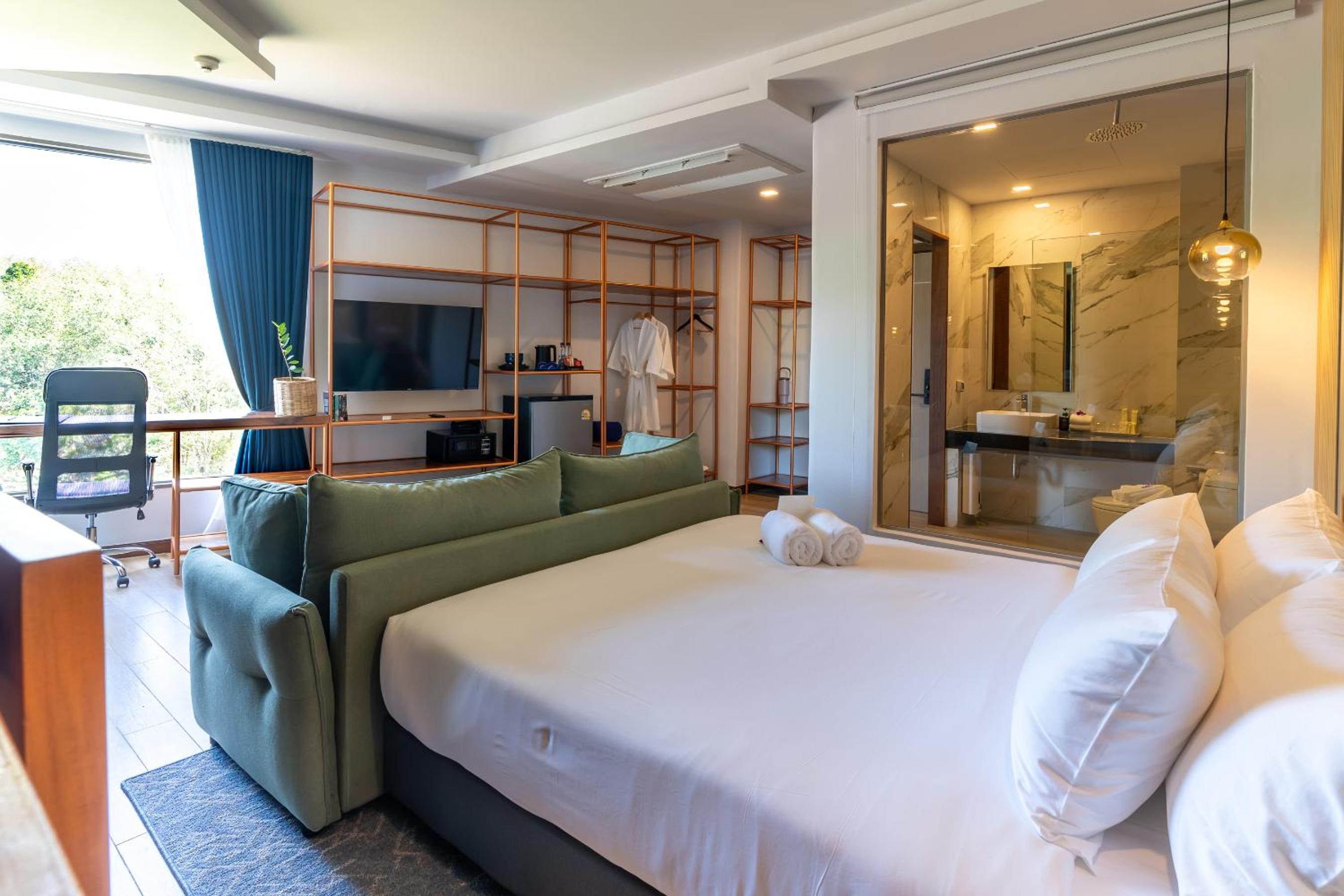 Super, Deluxe, Double Bed, Bathtub