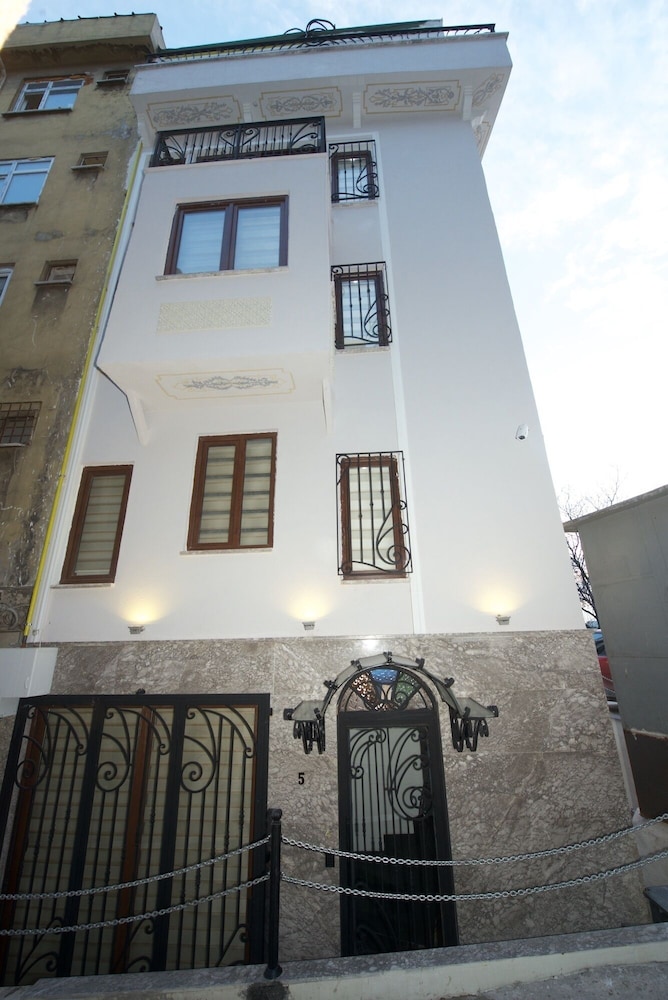 Galatolia Suites 3/50