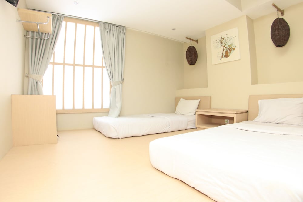 Kimono Hotel 5/21