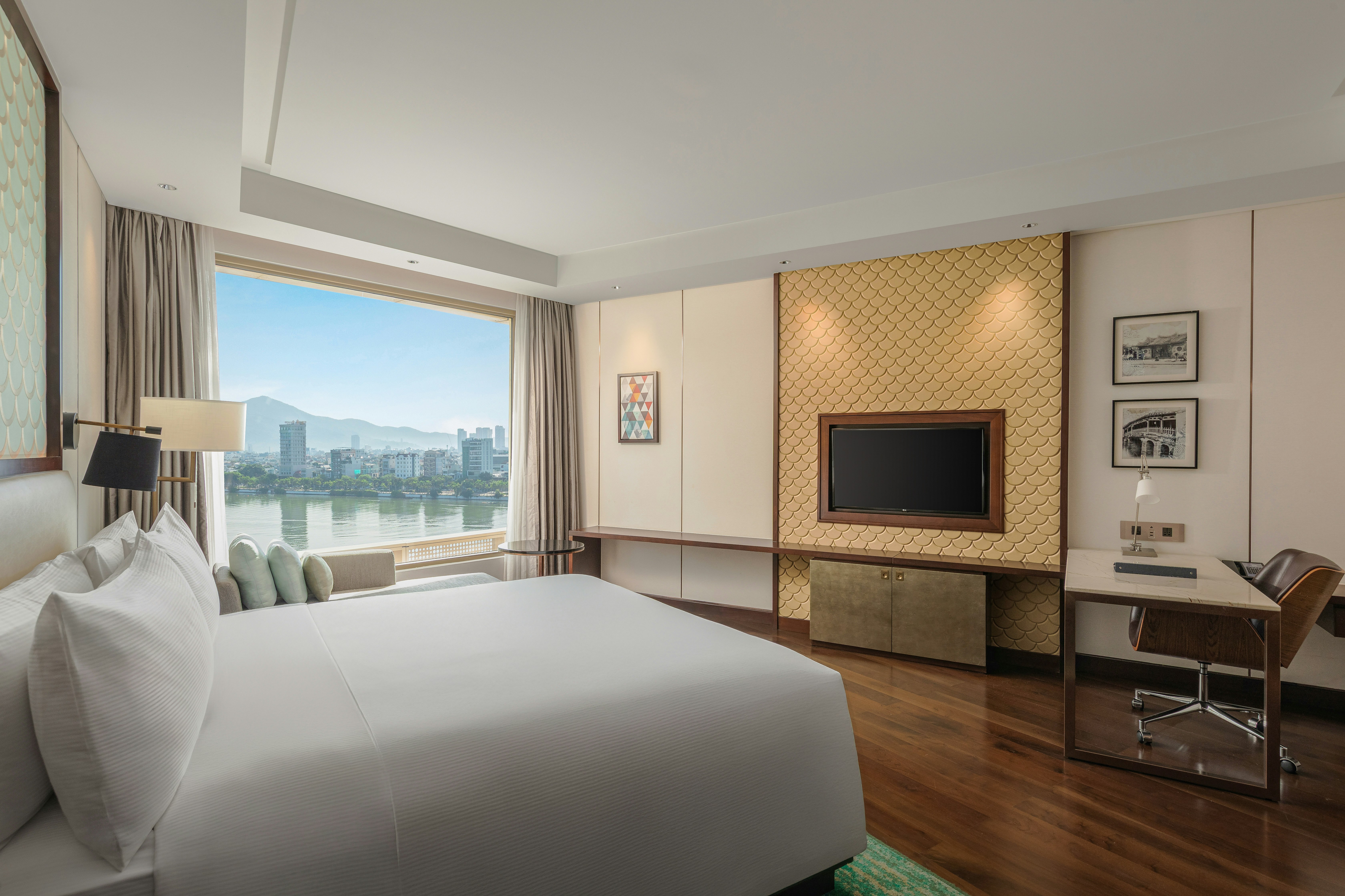 ROOM, KING BED, RIVER VIEW