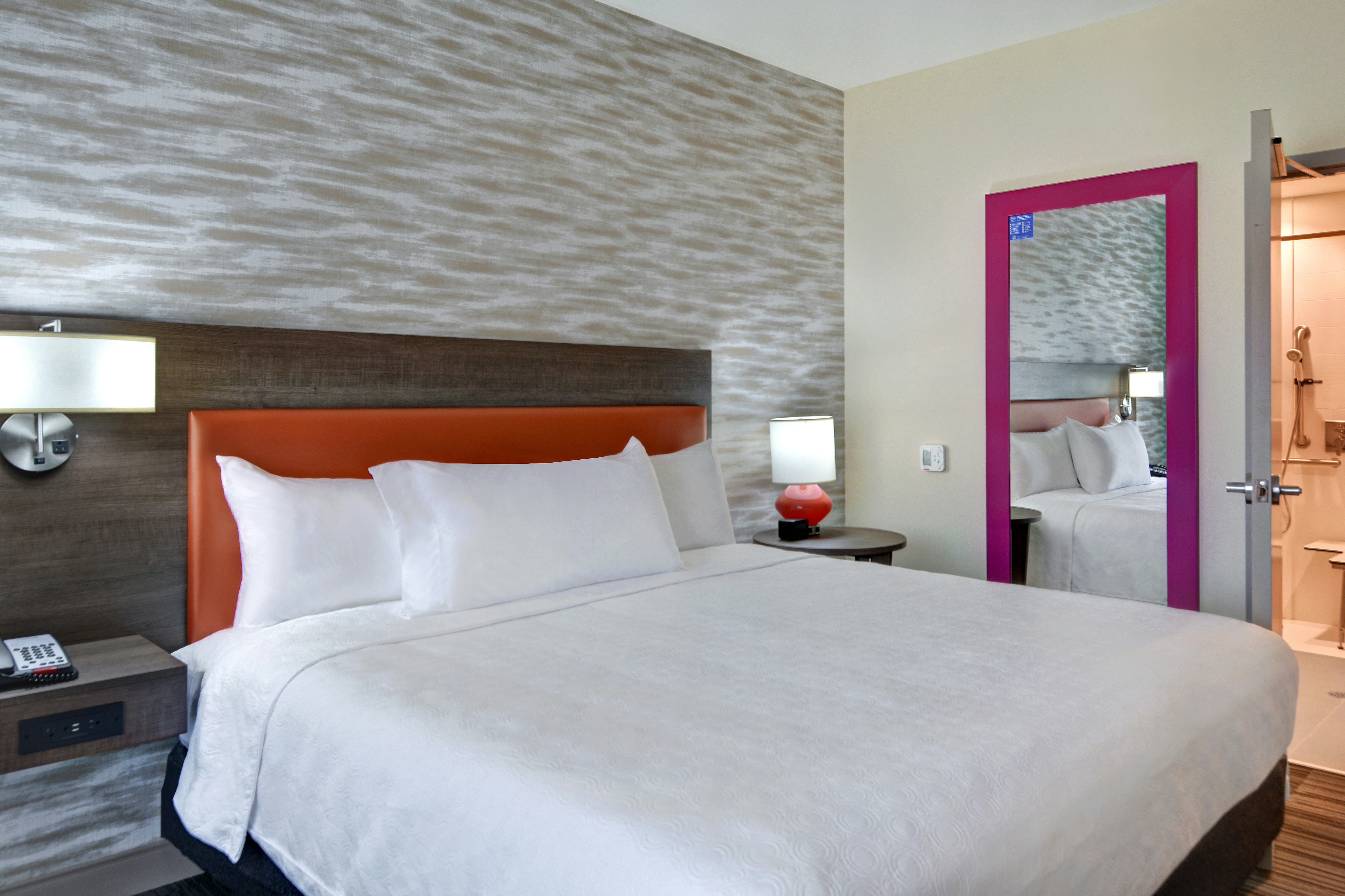 SUITE, KING BED, ACCESSIBLE