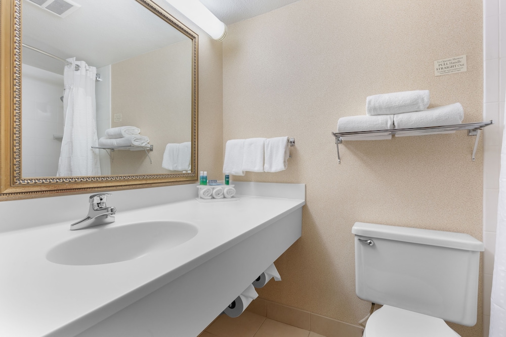 Holiday Inn Express Chicago Downers Grove 11/74