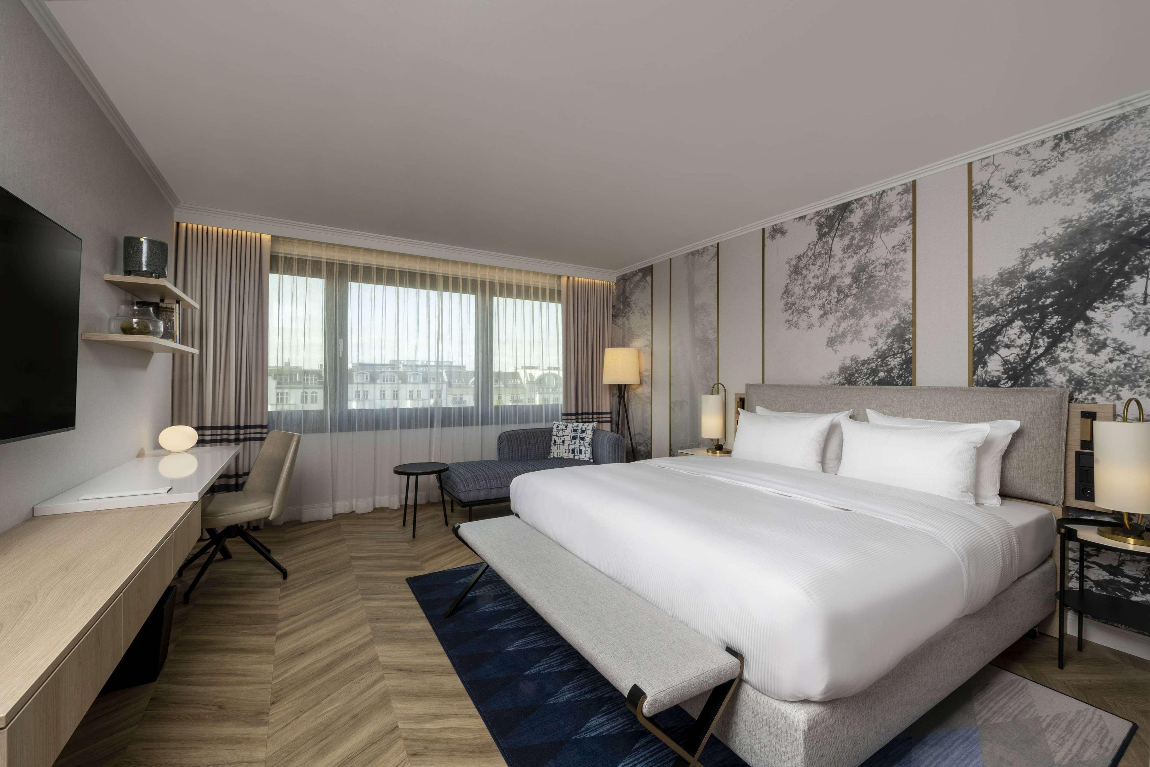 EXECUTIVE, KING BED, LOUNGE ACCESS