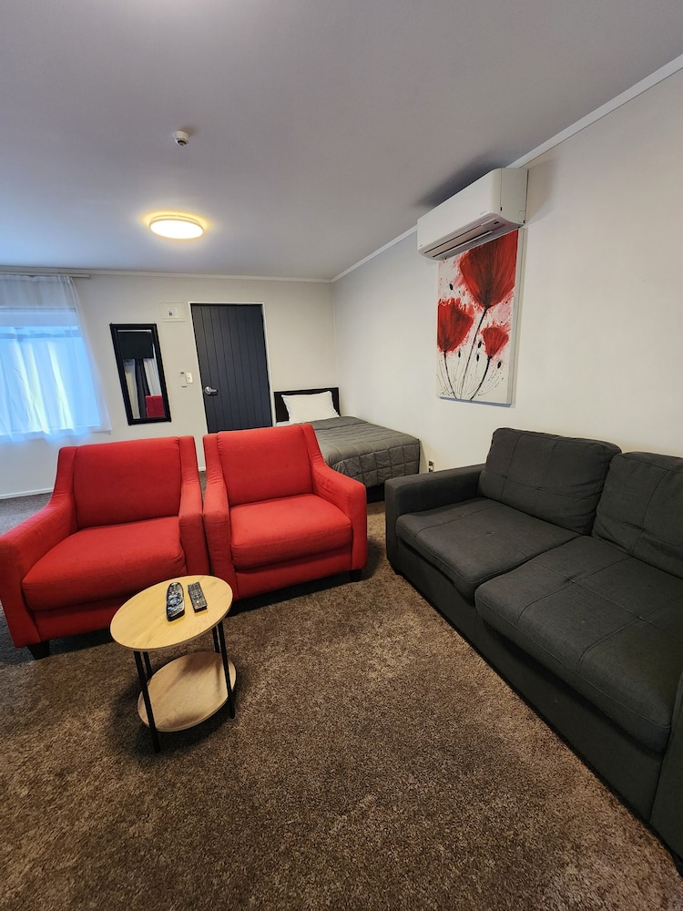 Aquarius Motor Inn 37/64