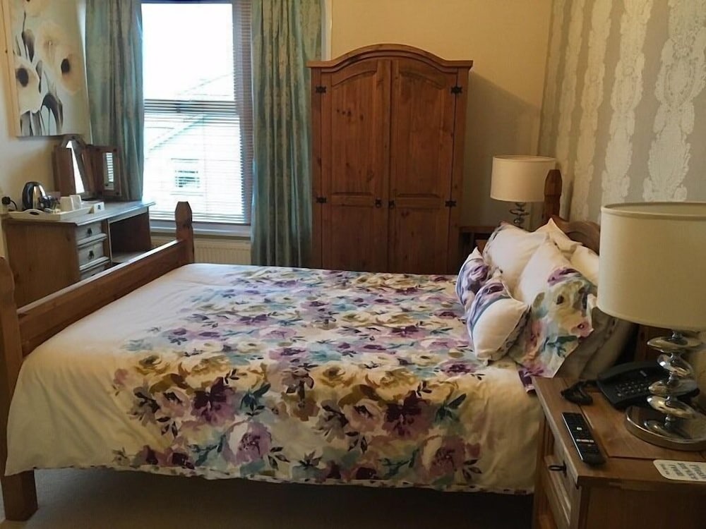 Signature, King Bed, Bath and Shower