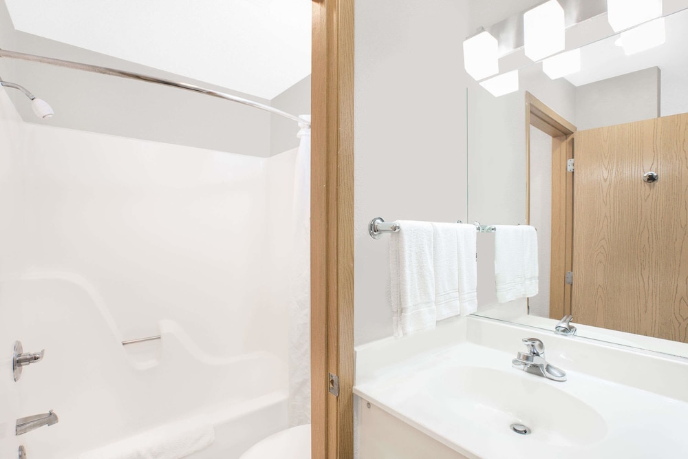 Microtel Inn Suites Ames 10/38