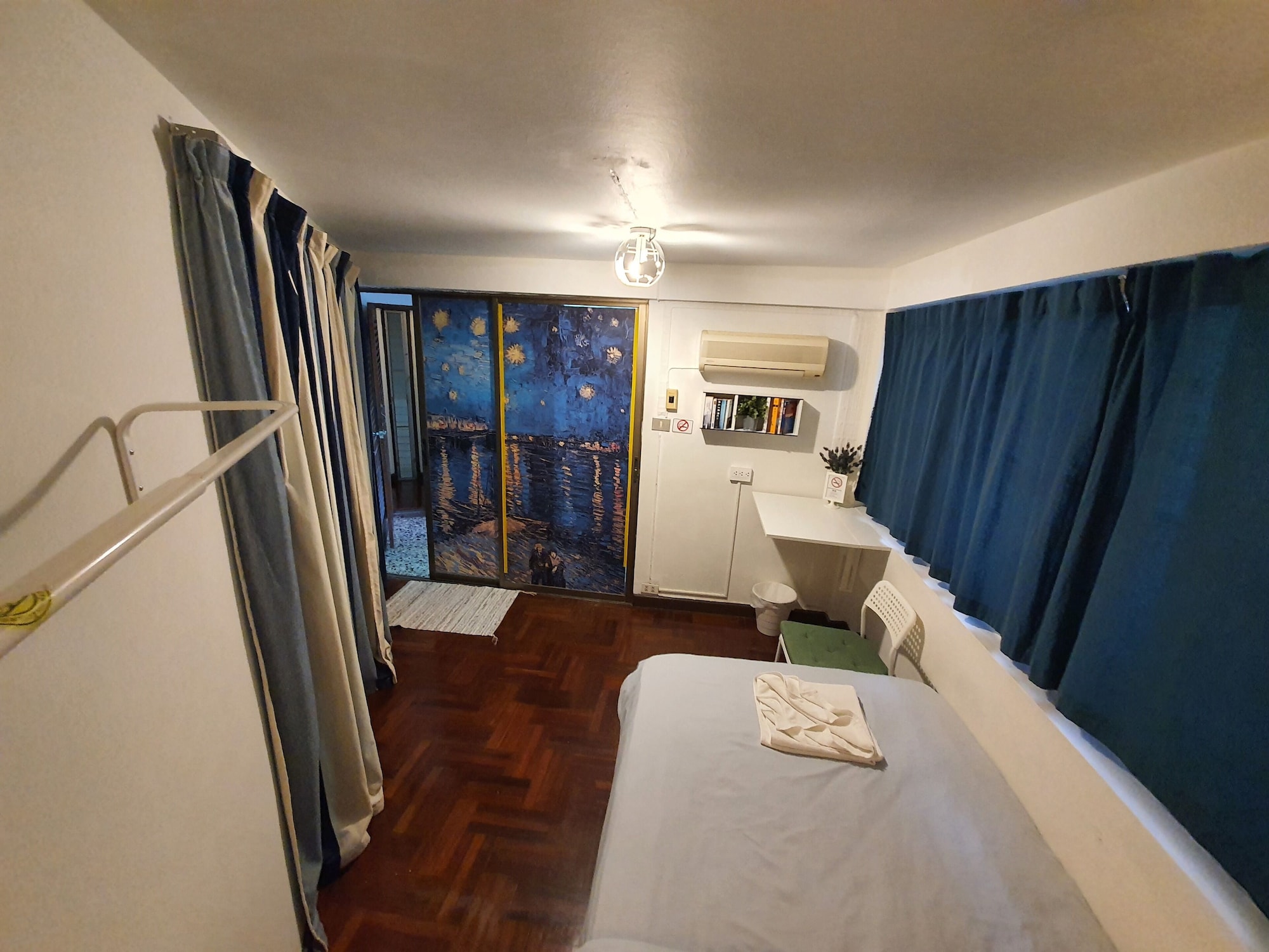 STANDARD, SINGLE, SHARED BATHROOM