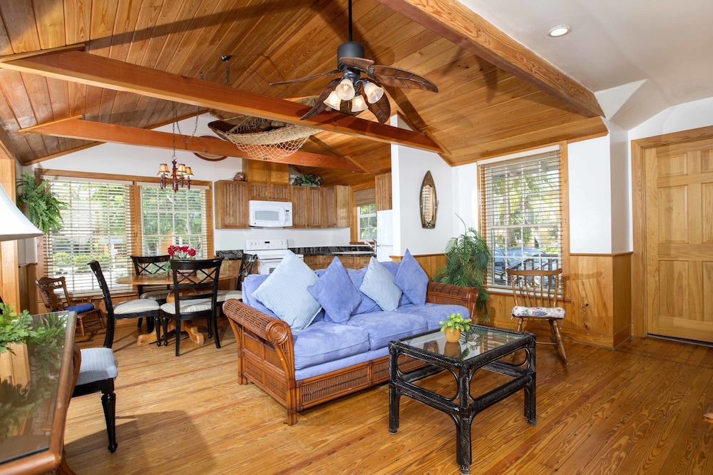 Tween Waters Inn 54/72