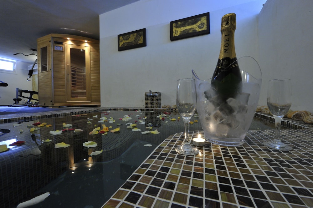 Afrodite Hotel 38/80