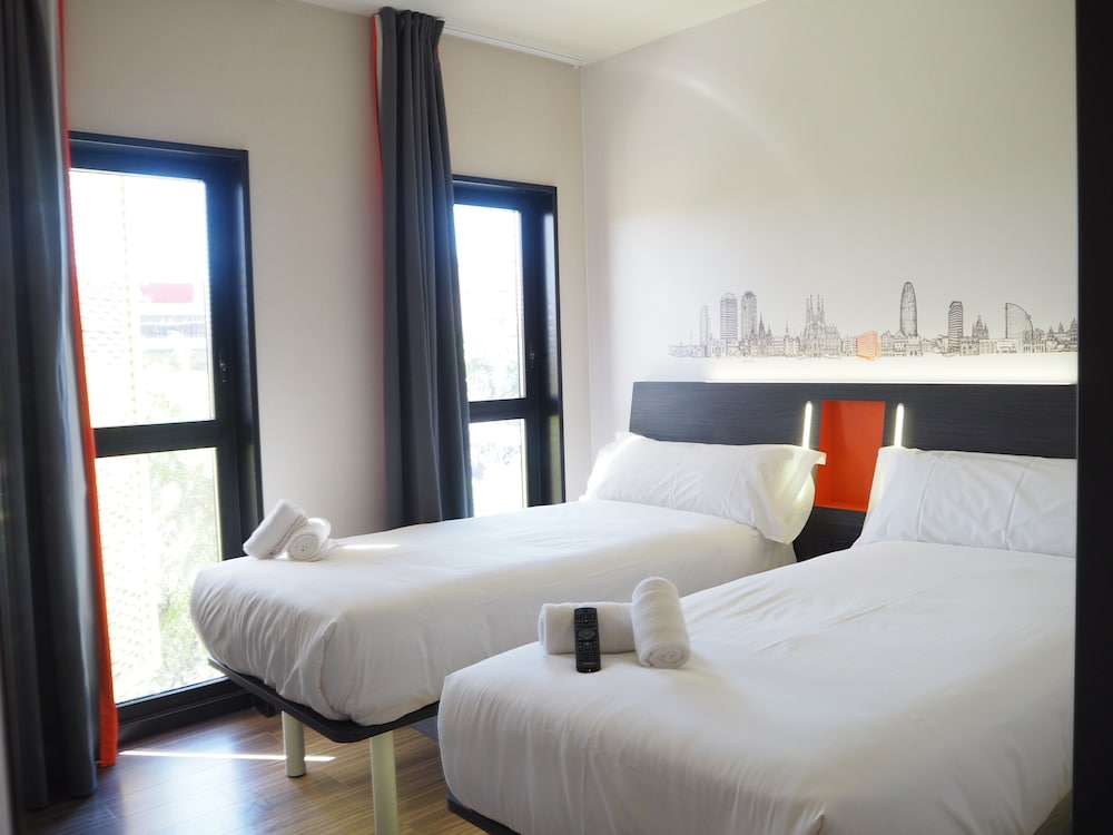 غرفة قياسية بسريرين منفصلين، easyHotel Barcelona Fira 2/10