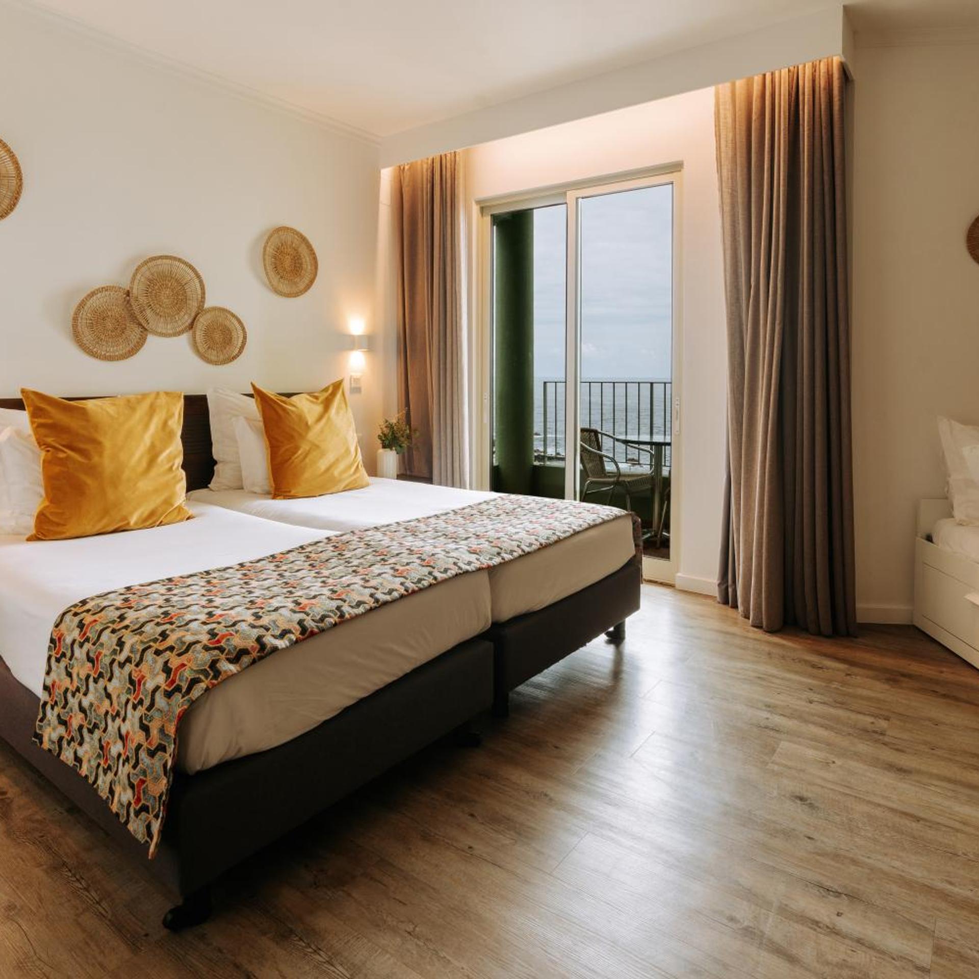 Room, Twin Beds, Two Extra Beds, Sea View