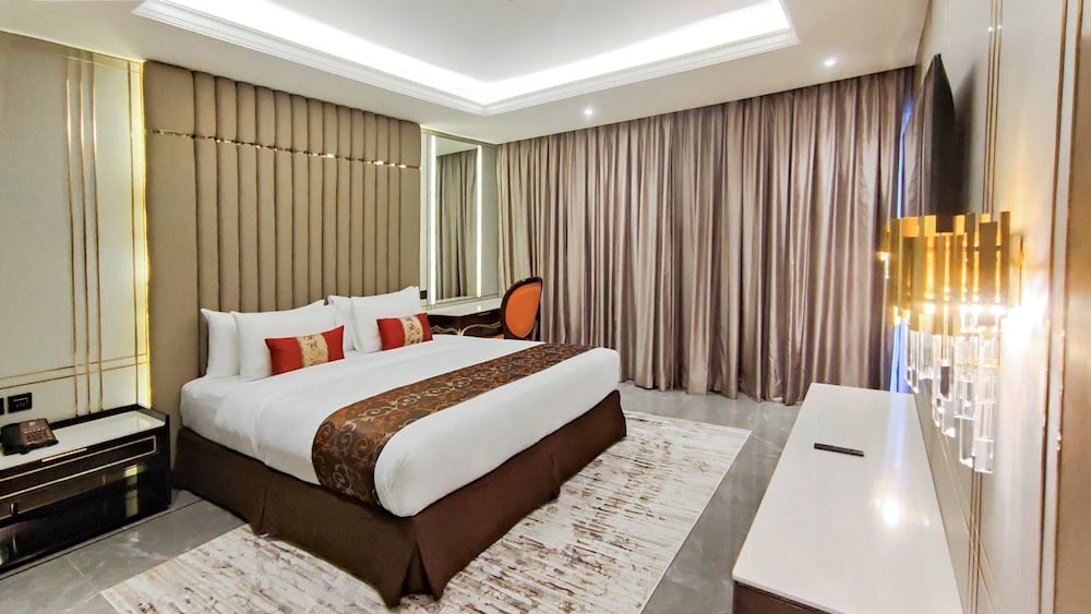Suite, 3 King Beds, Po Hotel Semarang 3/6