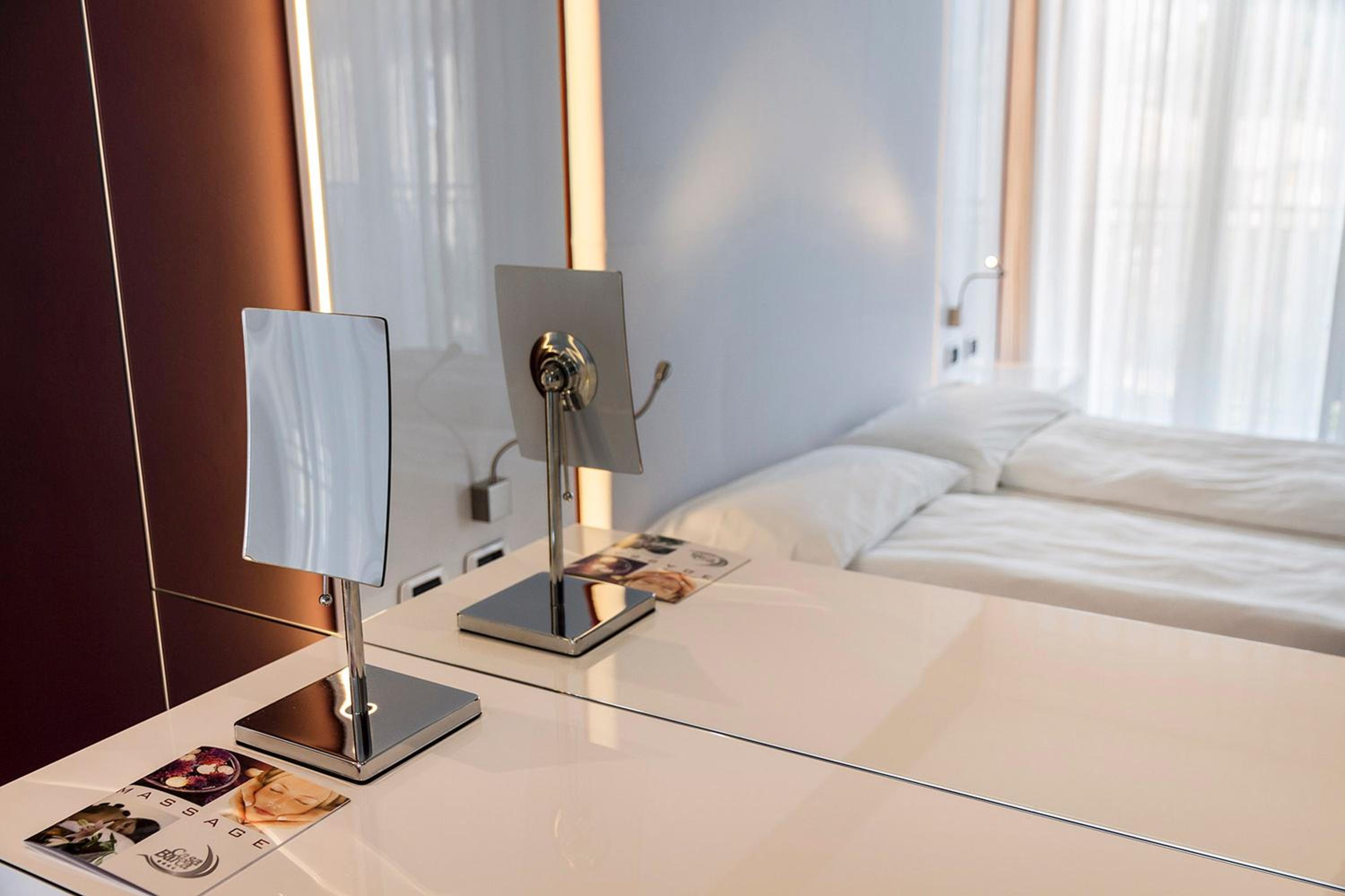Room, Double or Twin Bed, Partial Lake View