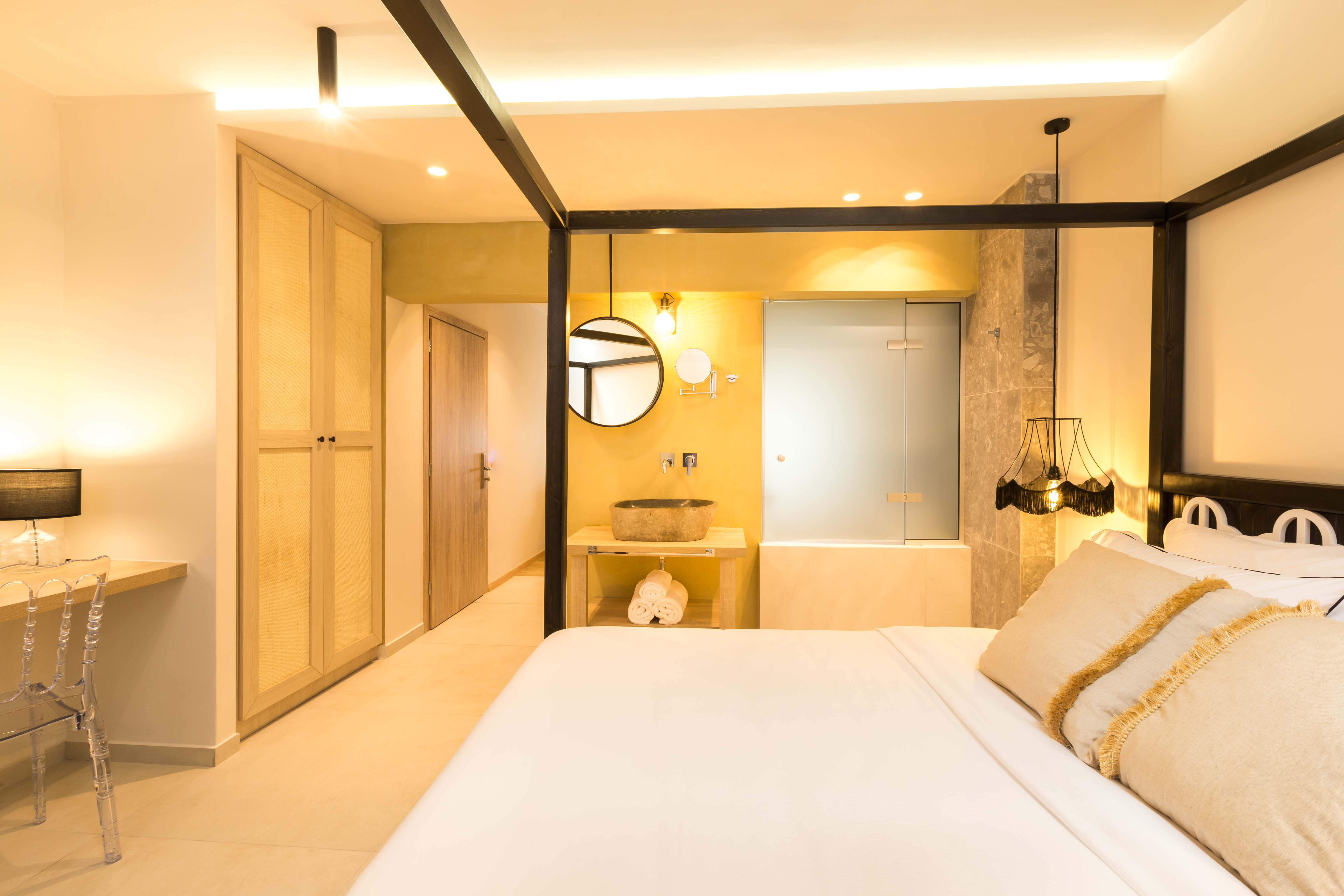 Interior, Deluxe, Suite, No Window, Hot Tub