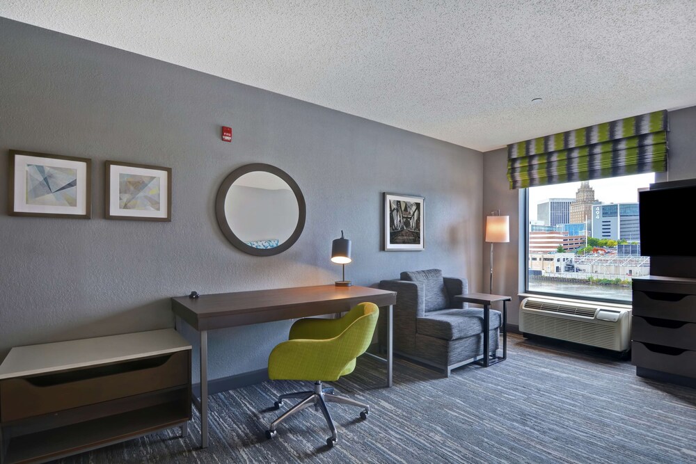 Hampton Inn Suites Newark Harrison Riverwalk 28/60