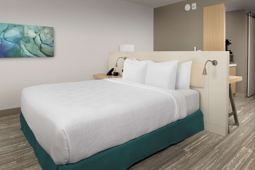 DELUXE, KING BED, ACCESSIBLE