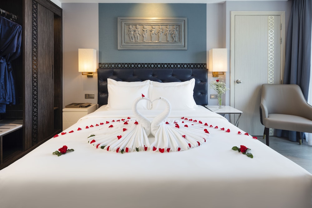 JUNIOR, DOUBLE OR TWIN BED, CITY VIEW, BALCONY