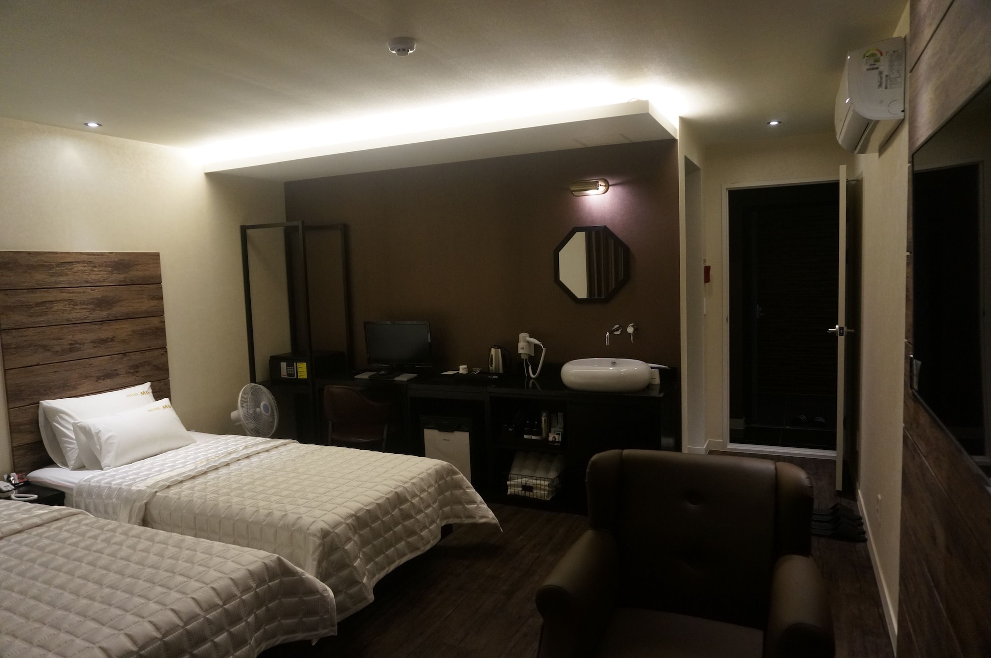 DELUXE, TWIN BEDS