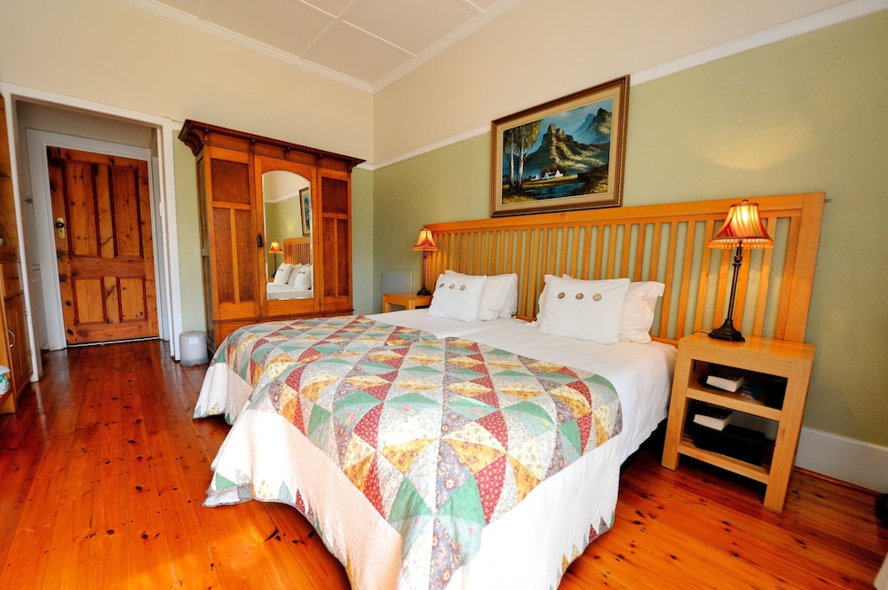 ROOM, TWIN BEDS, POOL VIEW