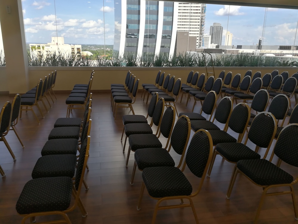 Paseo La Galeria Hotel & Suites 37/49