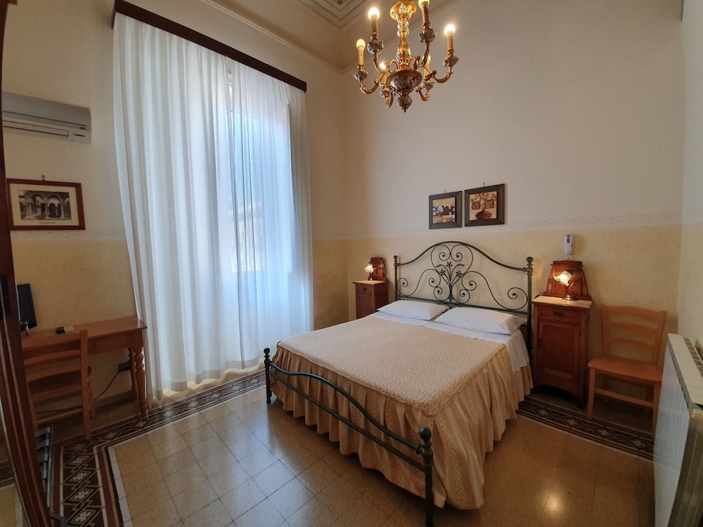 ROOM, DOUBLE BED
