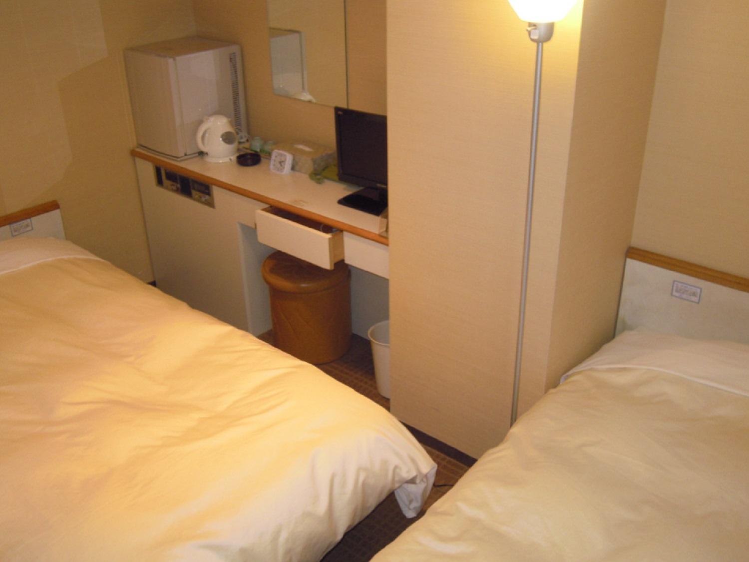 Compact, Twin Beds, Smoking