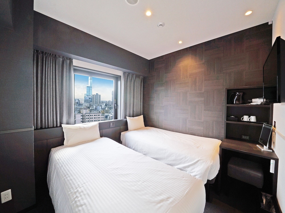 COMPACT, TWIN BEDS, SMOKING