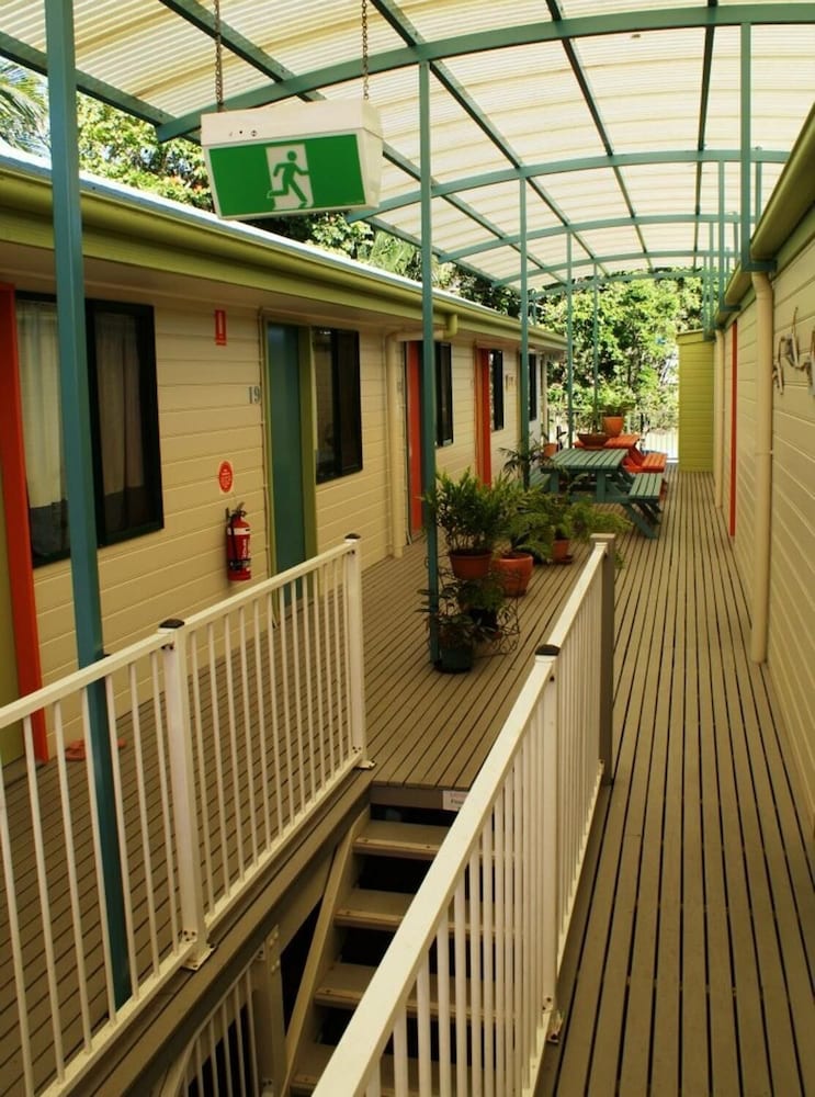 Coolum Budget Accommodation 11/34