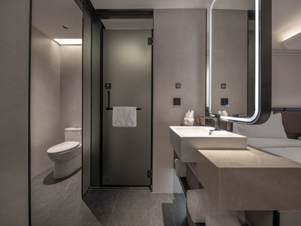 CNHOL RADIENT HOTEL (Shenzhen International Convention and Exhibition Center Branch) 39/42