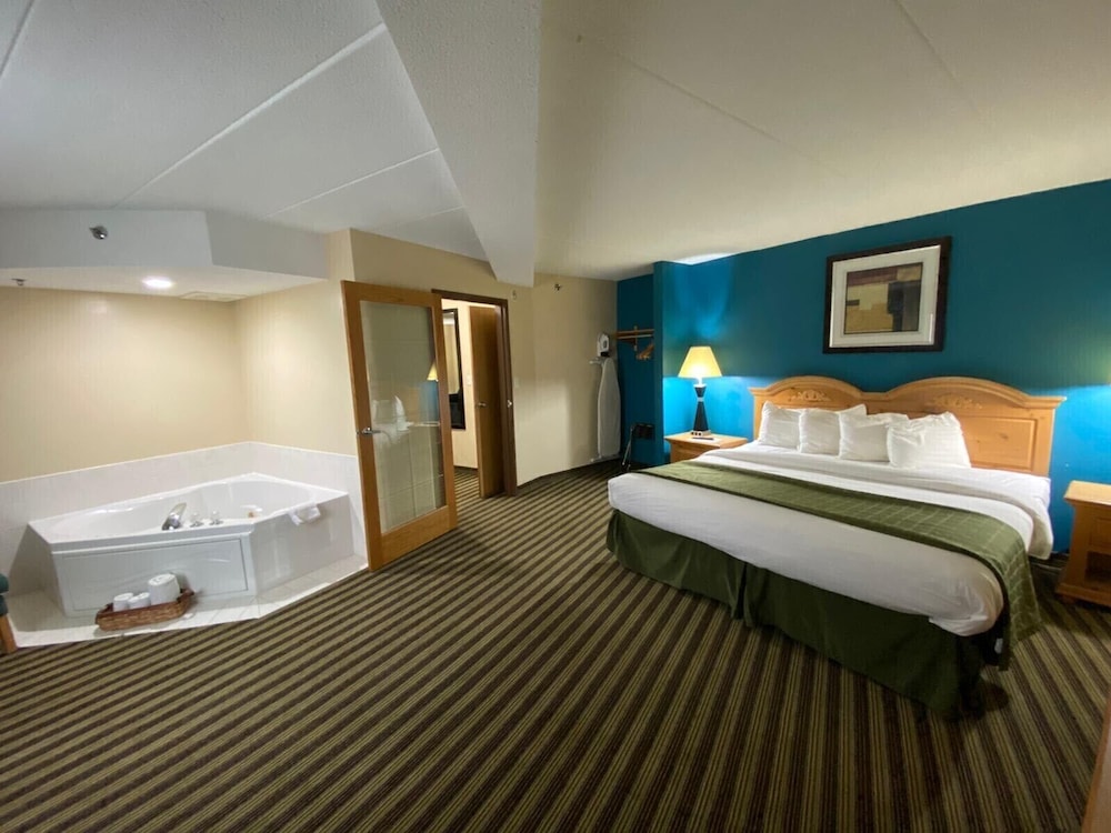 جناح بسرير كينج، American Inn and Suites Peosta, IA 3/4