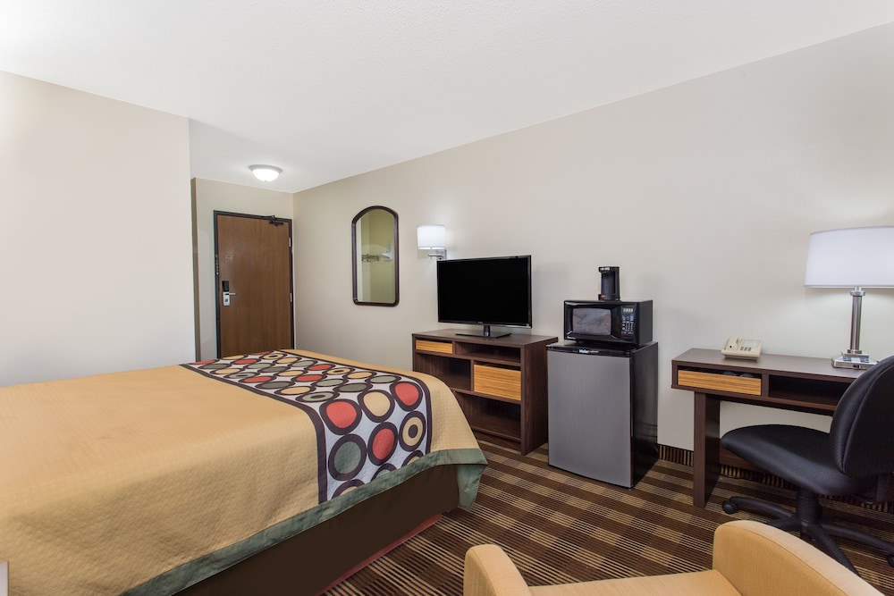 Super 8 By Wyndham Eau Claire I-94 11/20