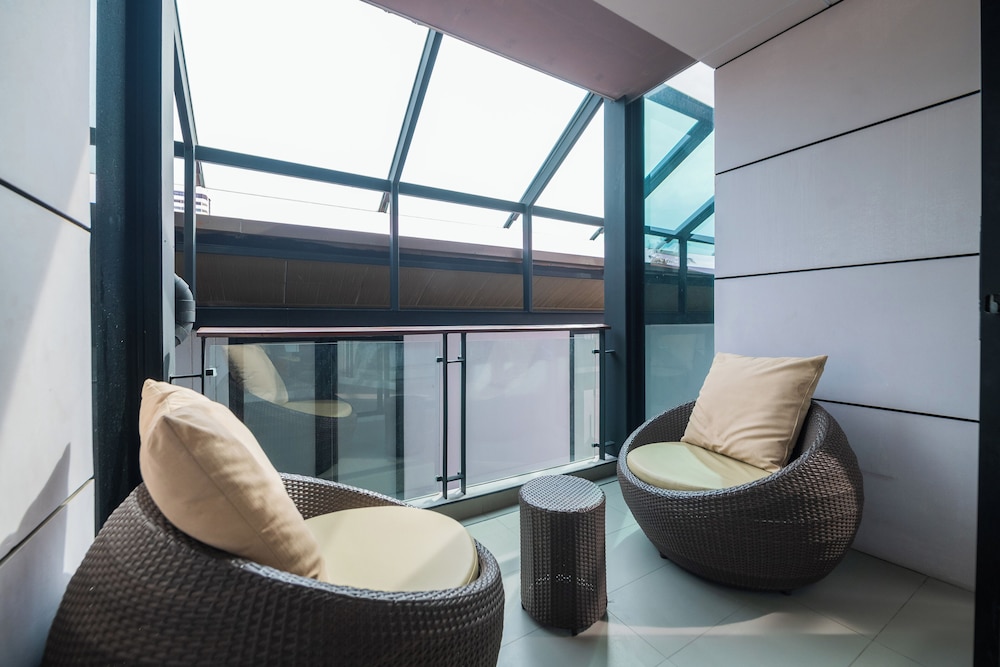 Serenotel Pattaya Beach Front 33/50